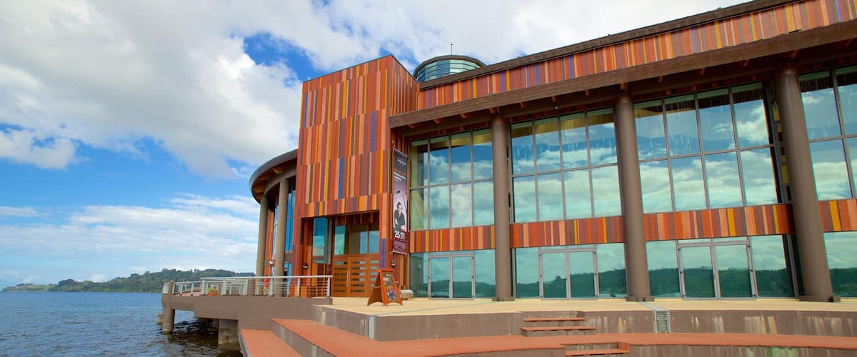 Teatro del Lago mostrando arquitectura moderna y vistas de una costa