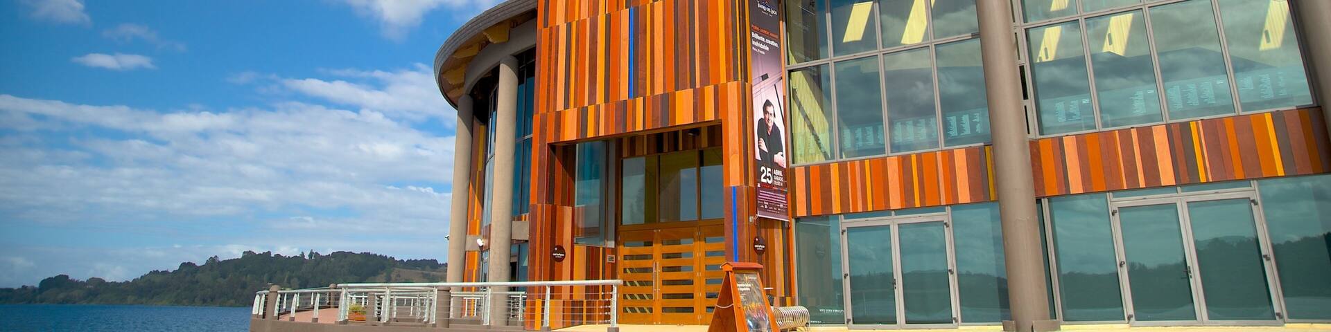 Teatro del Lago showing modern architecture and general coastal views