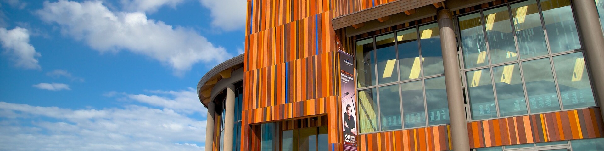 Teatro del Lago mostrando arquitetura moderna e paisagens litorâneas