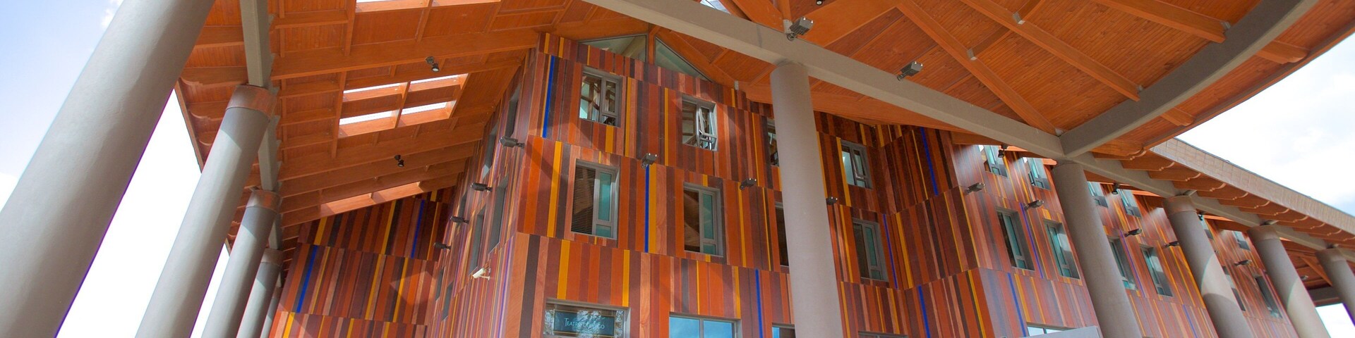 Teatro del Lago que incluye arquitectura moderna