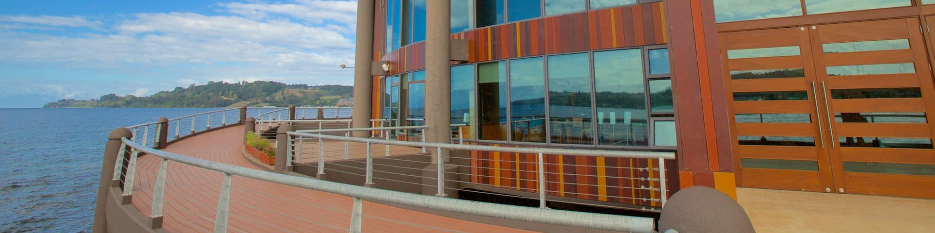 Teatro del Lago showing modern architecture and general coastal views