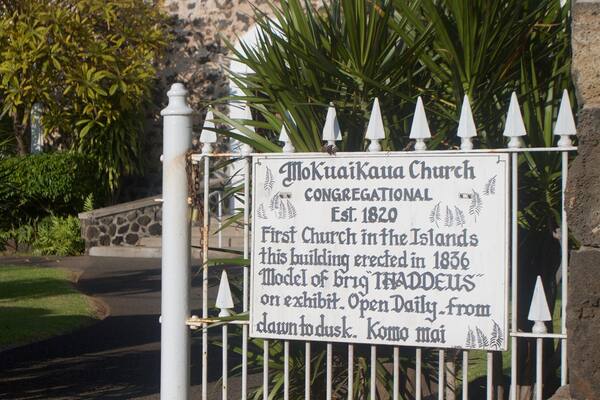 Mokuaikaua Church featuring signage