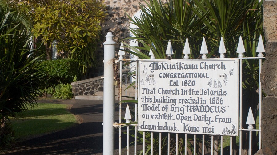 Mokuaikaua Church featuring signage