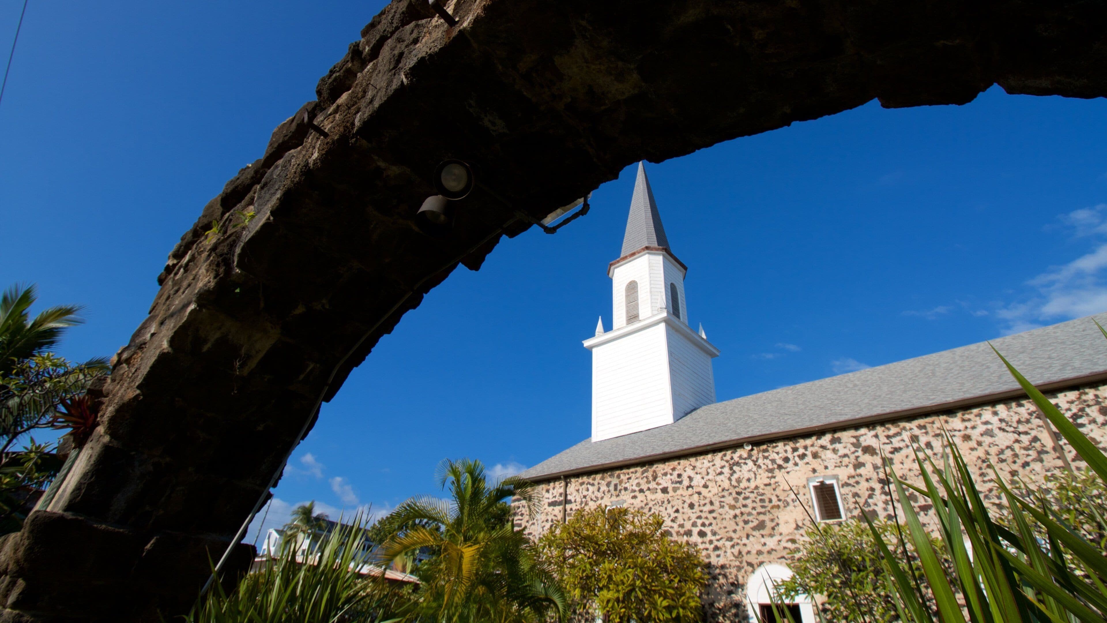 Mokuaikaua Church which includes a church or cathedral and a bridge
