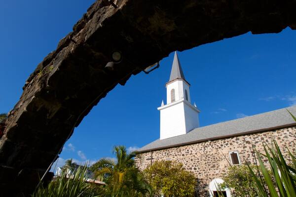 Mokuaikaua Church which includes a church or cathedral and a bridge