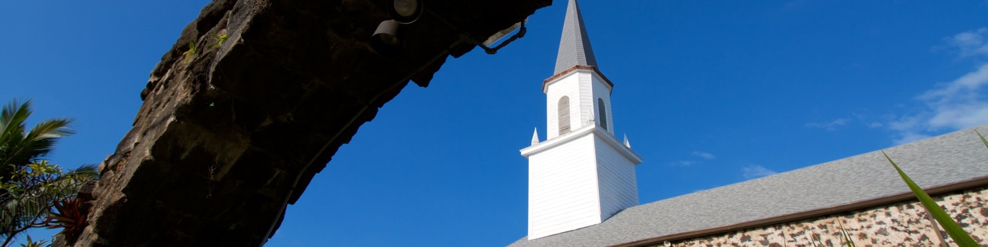 Mokuaikaua Church which includes a church or cathedral and a bridge