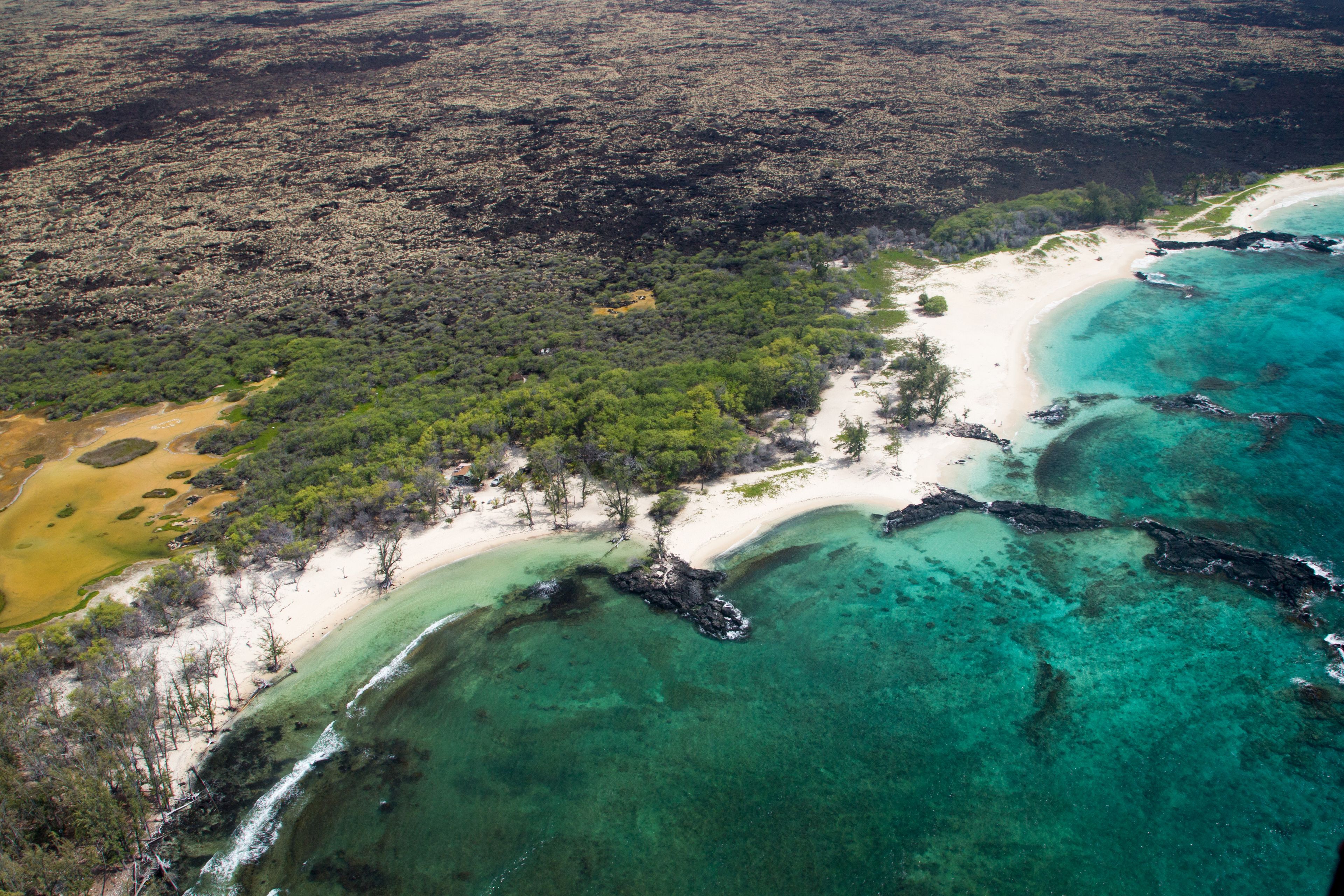 Luftaufnahme von Makalawena Beach an der Westküste von Big Island, Hawaii, USA.
