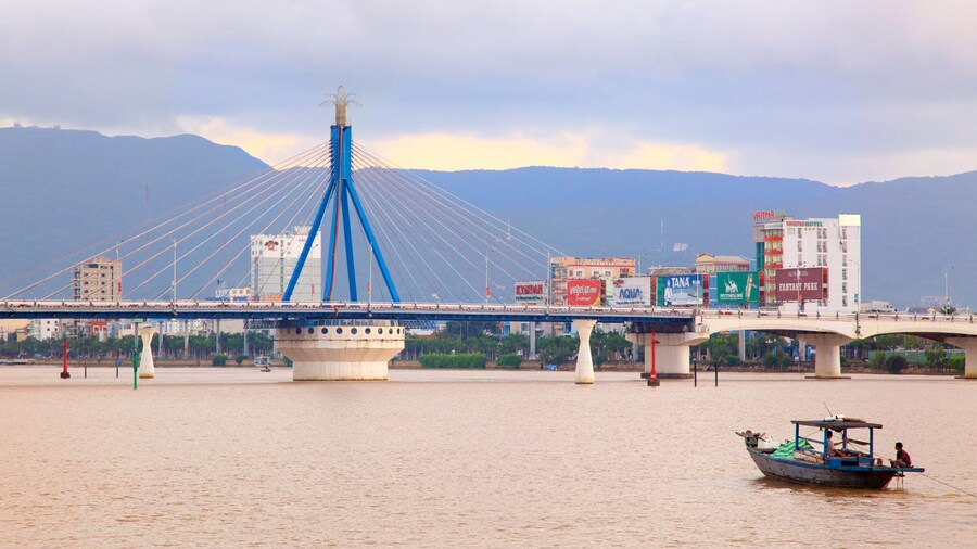 Pont de Hàn River mettant en vedette navigation, pont et baie ou port