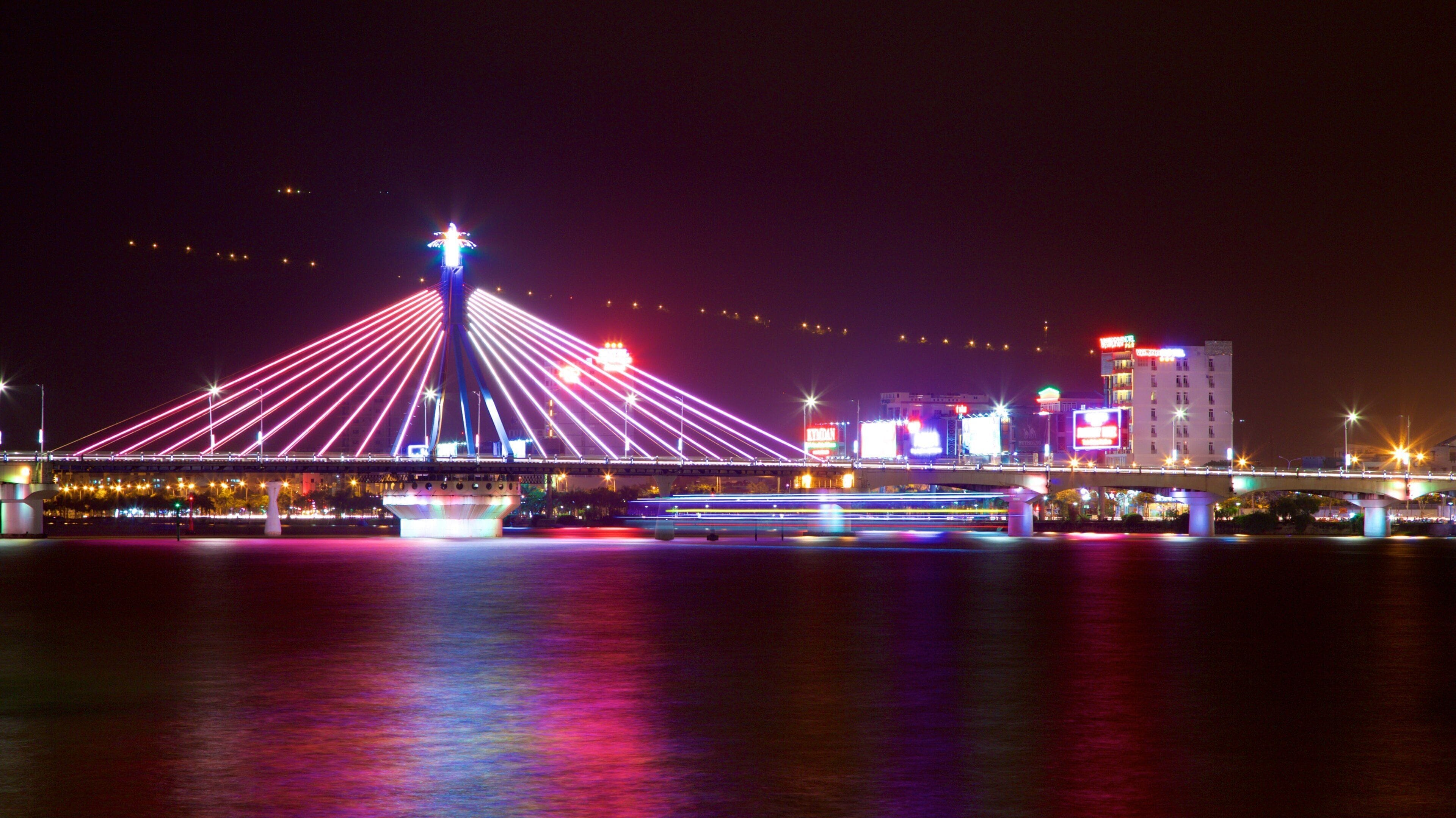 Broen over Han-elven fasiliteter samt by, bro og uteliv