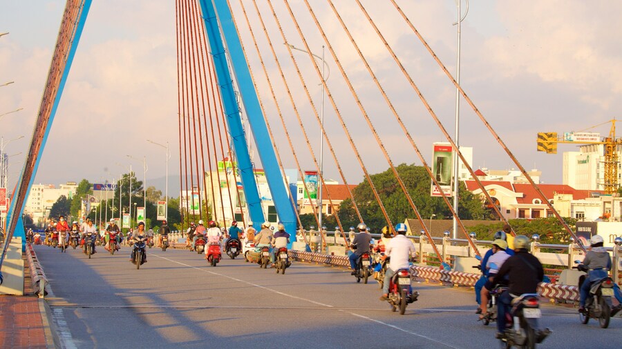 Puente del Río Han mostrando paseos en moto y un puente y también un gran grupo de personas