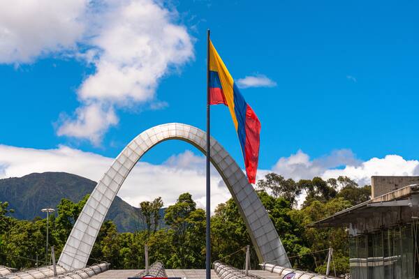 bandera de colombia desde corferias se impone en el firmamento bogotano