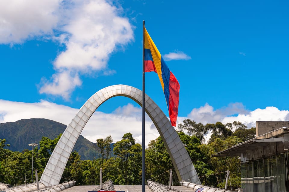 Una estructura de arco moderna con un asta de banderín y una bandera.