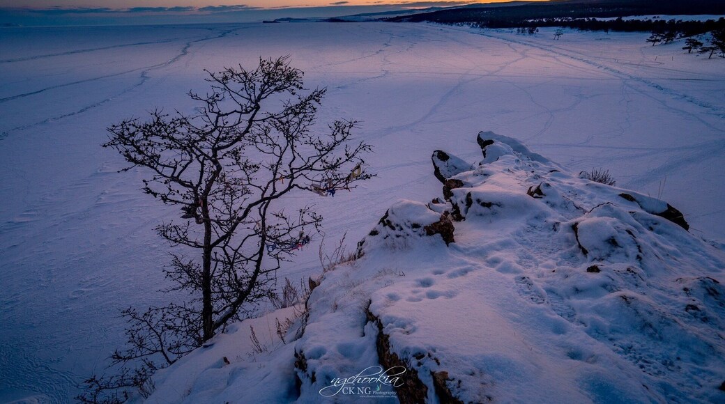 First Light II 萨满山Shamanka - Russia
每个生命都有裂缝,如此才会有光线射进来。