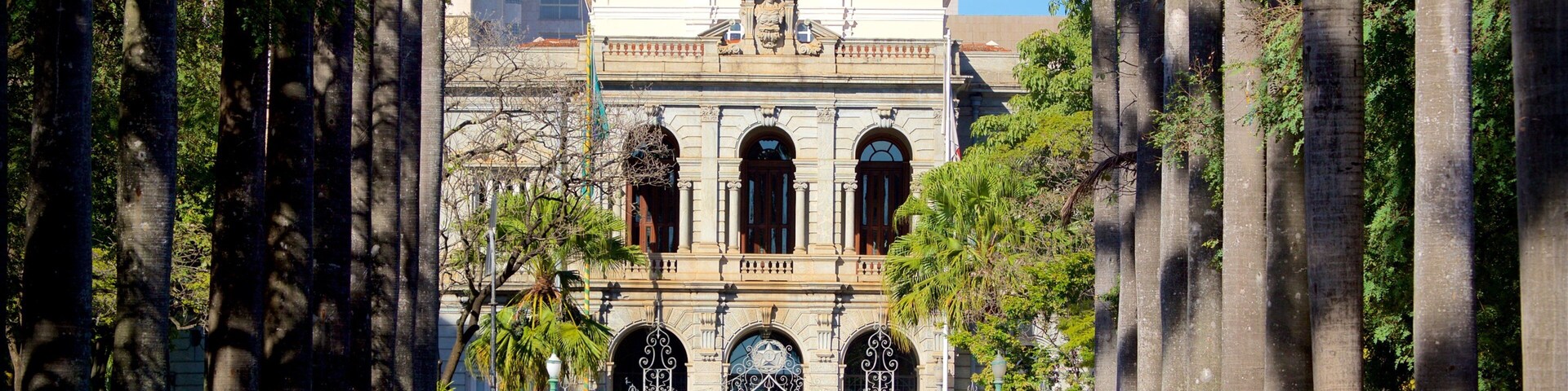 Palácio da Liberdade que inclui arquitetura de patrimônio e cenas de rua assim como um pequeno grupo de pessoas