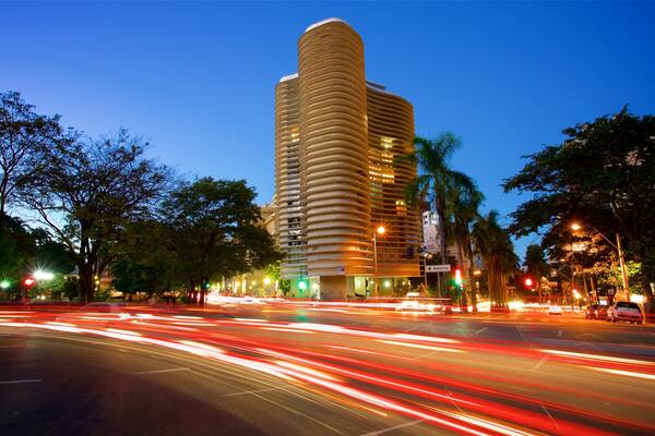 Immeuble Niemeyer qui includes ville et scĂšnes de nuit