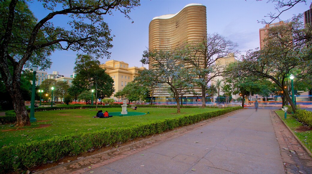 Niemeyer-bygningen og byder på en høj bygning, en by og en park