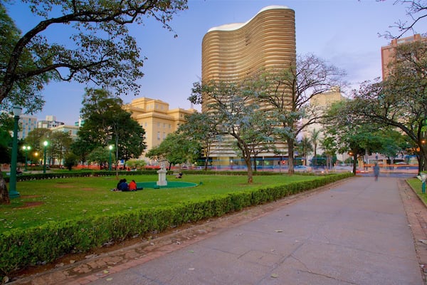 Niemeyer-Gebäude welches beinhaltet Stadt, Wolkenkratzer und Garten