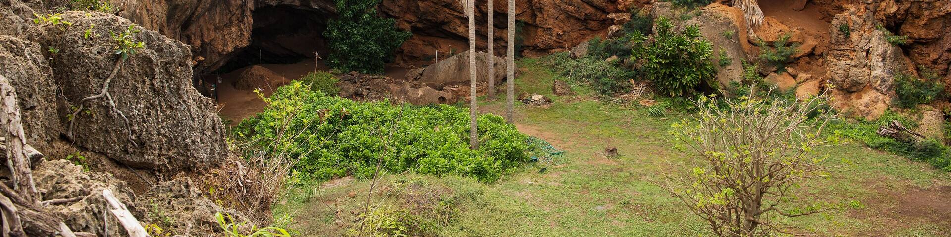 KN2EB9 A sinkhole exposes the entrance to Makauwahi Cave near Poipu in the Maha?ulepu Valley close to Maha?ulepu Beach, Kauai, Hawaii