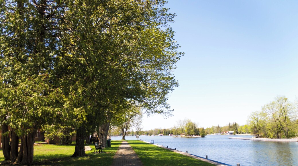 Path leading away from Lock 32