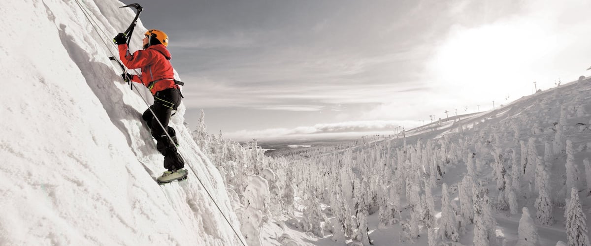 Area sciistica di Ruka mostrando neve e arrampicata