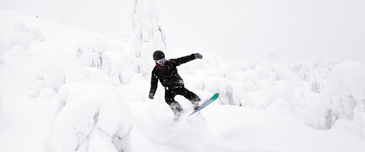 Domaine skiable de Ruka qui includes snowboard et neige