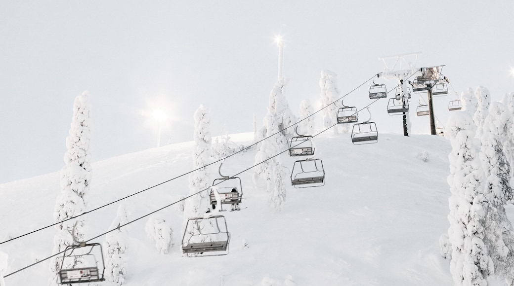 Ruka Ski Area showing mountains, a gondola and snow