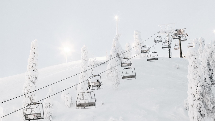 Ruka Ski Area showing mountains, a gondola and snow