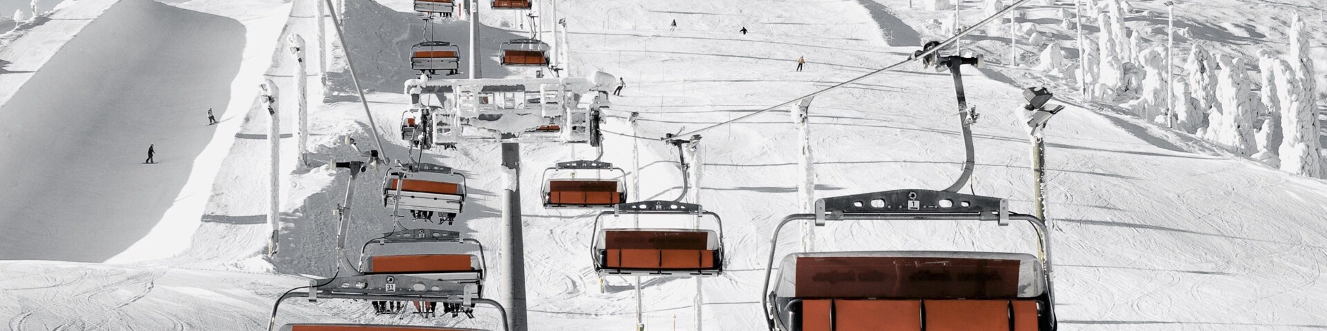 Estação de esqui de Ruka que inclui uma gôndola e neve