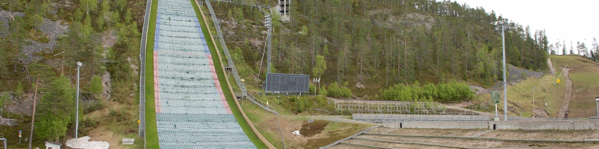 Rukatunturi-skíðastökkpallurinn mostrando esqui na neve