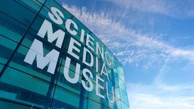 Um edifício moderno de vidro com a frase "SCIENCE MEDIA MUSEUM" na fachada.