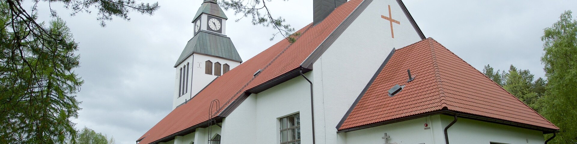 Kirkjan í Kuusamo mostrando uma igreja ou catedral e aspectos religiosos