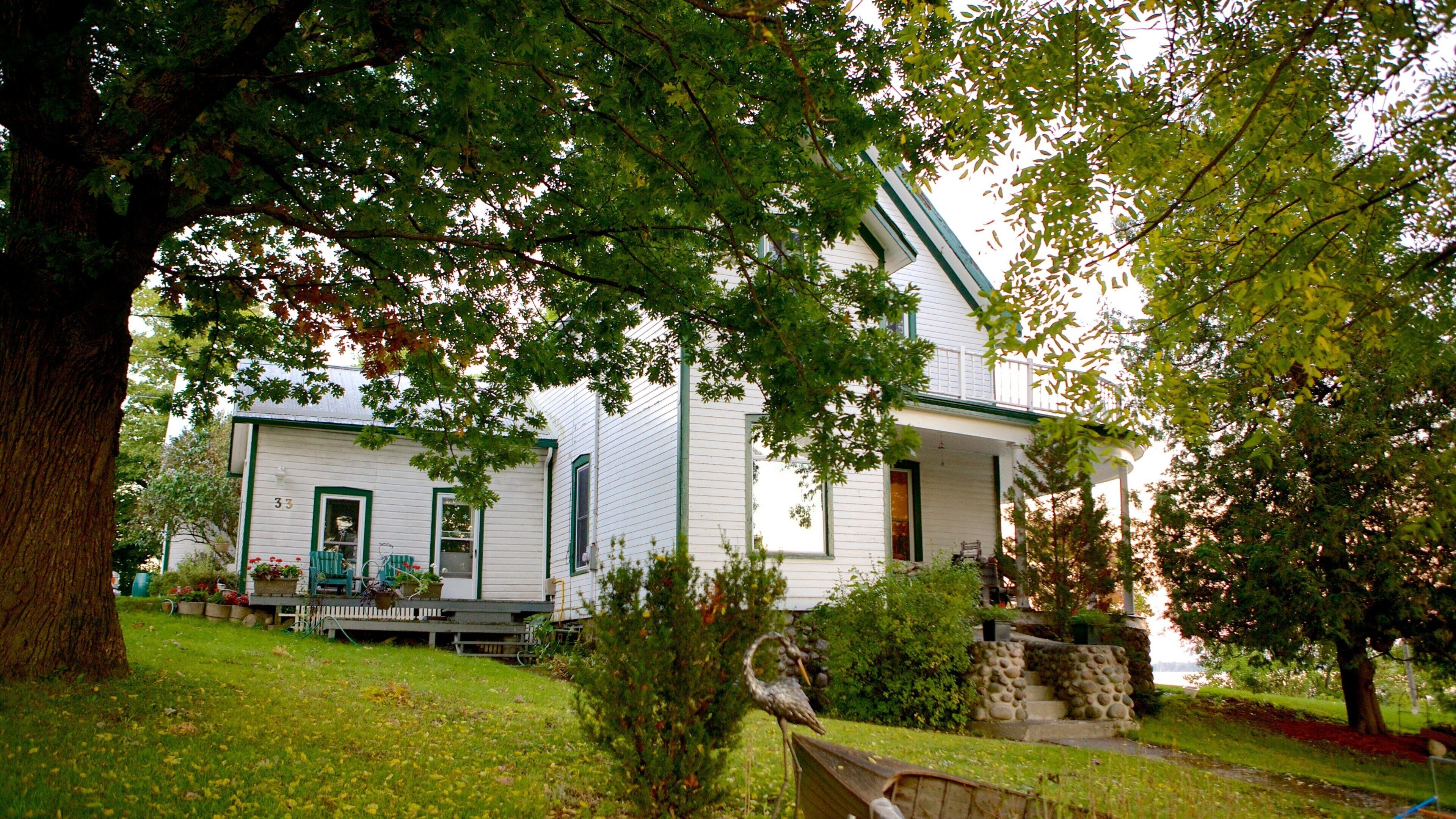 Rockport showing a house and a garden