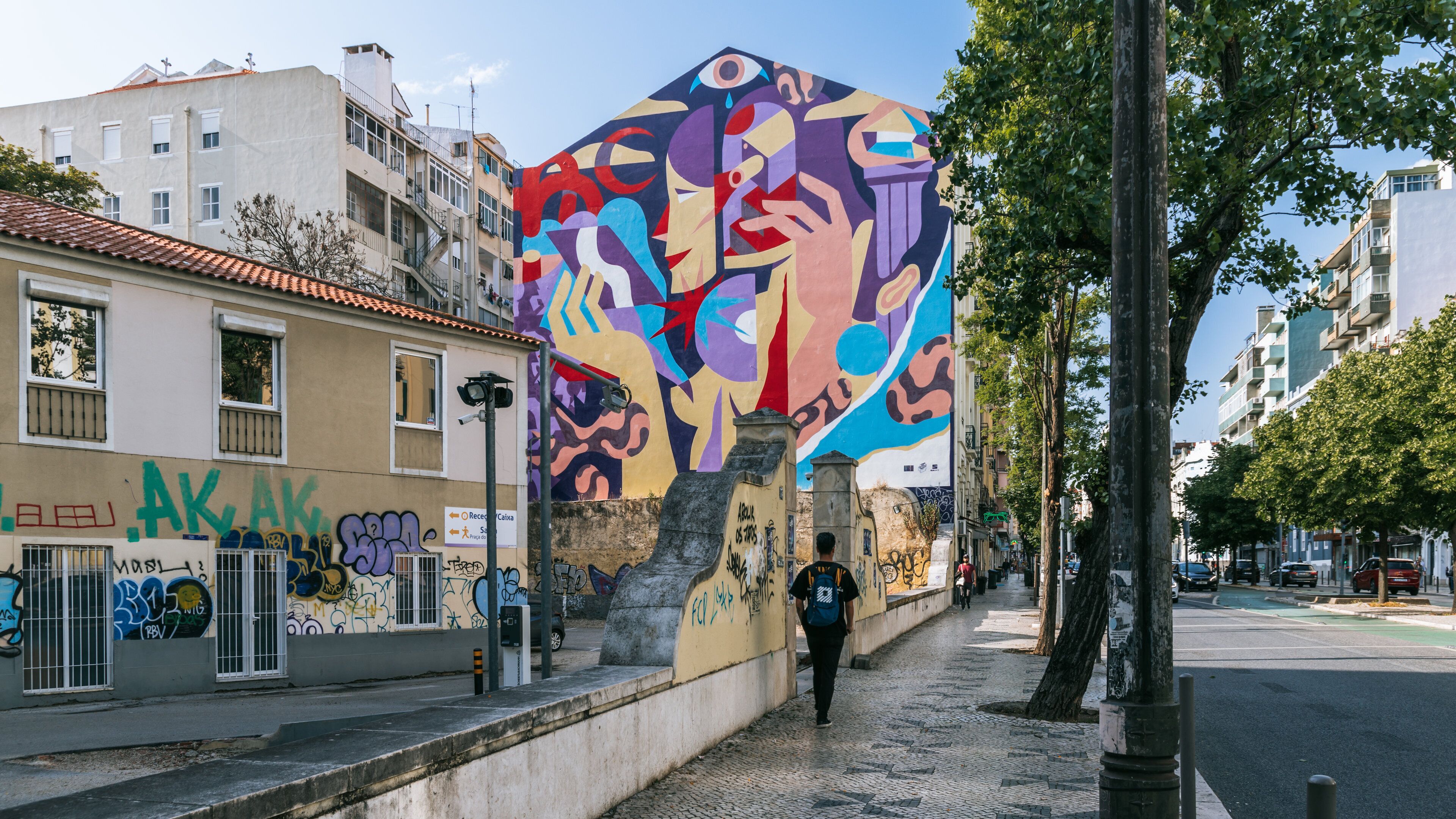 Arroios which includes street scenes and outdoor art