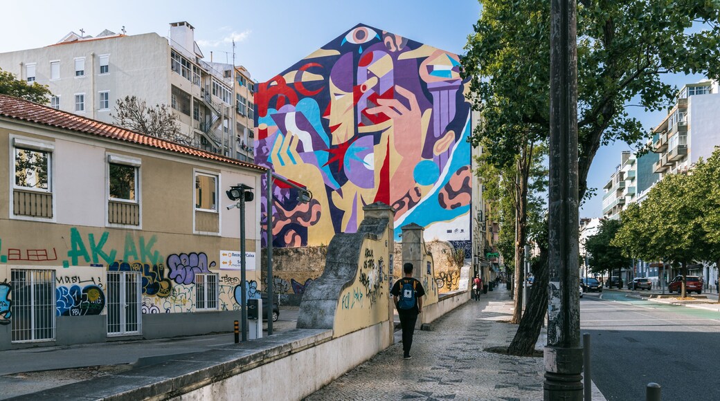 Arroios which includes street scenes and outdoor art