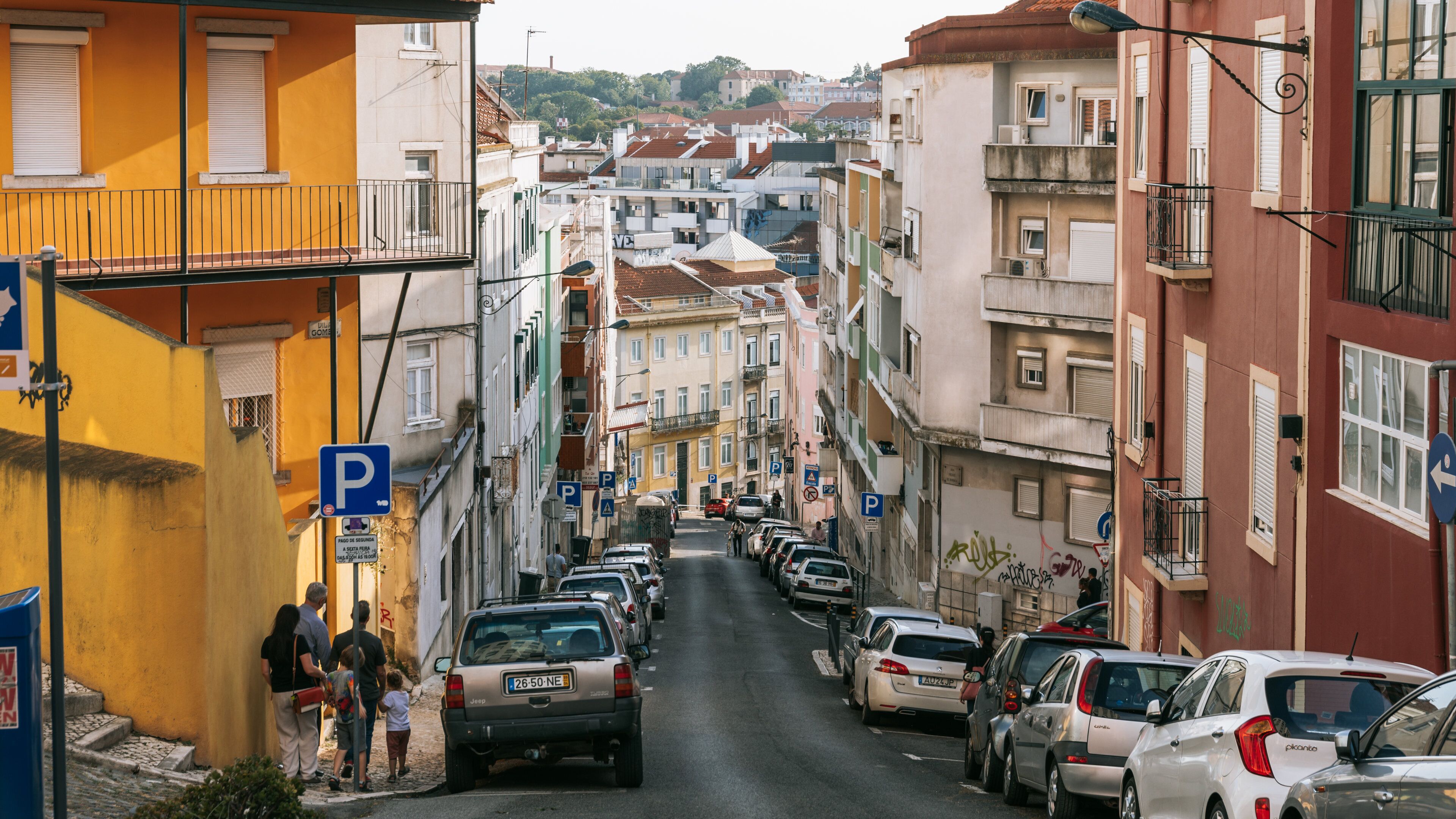 Arroios featuring street scenes and a city