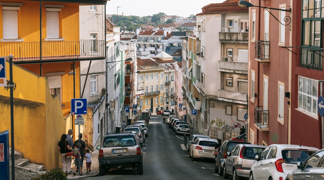 Arroios featuring street scenes and a city