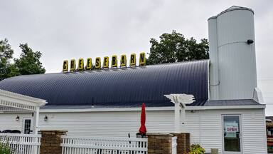 Grandpa's Cheesebarn 🧀 in Ashland is a quick roadside stop to gorge yourself on local cheese samples and pick up some goodies for a future picnic outing.