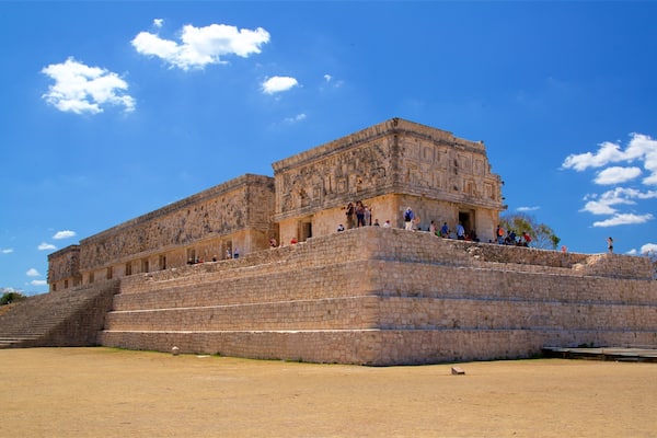 Palais du gouverneur montrant patrimoine architectural aussi bien que petit groupe de personnes
