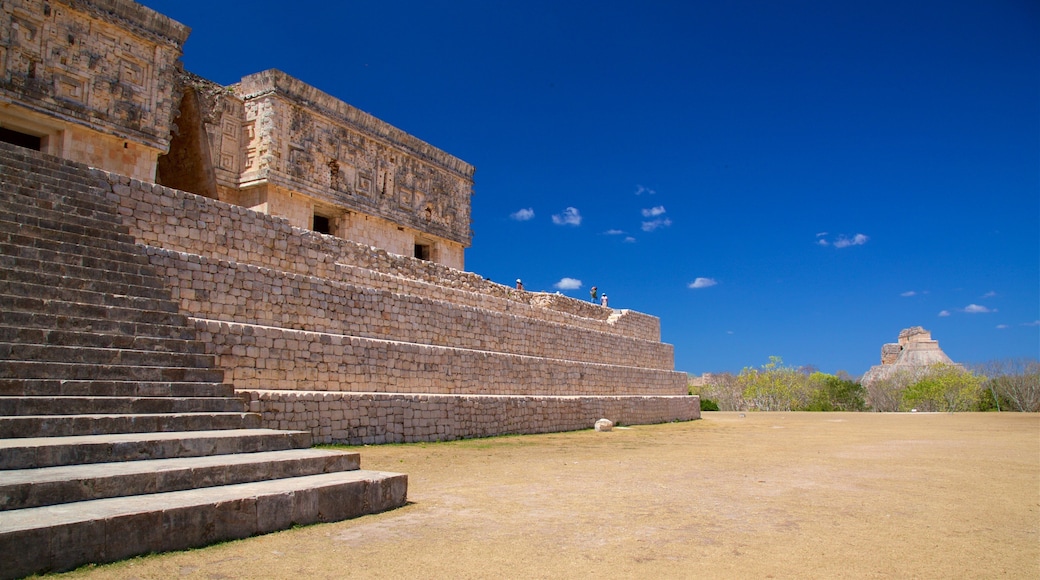 Governors Palace which includes heritage elements and tranquil scenes