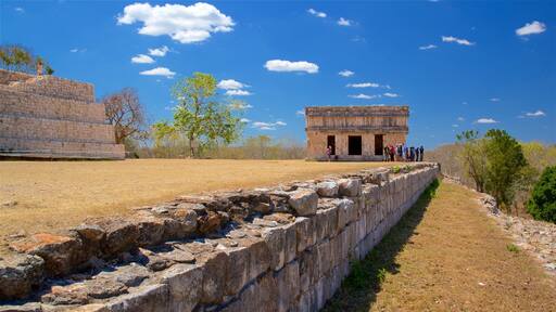 Palazzo del Governatore che include oggetti d\'epoca cosi come un piccolo gruppo di persone