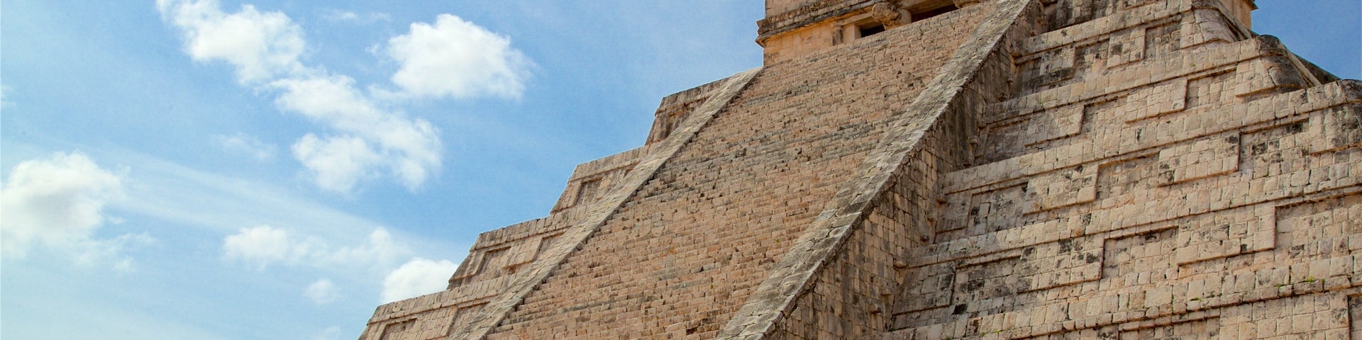 Pyramid of Kukulkan which includes heritage architecture