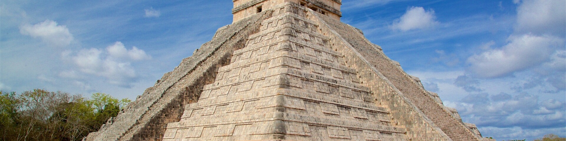Pyramid of Kukulkan which includes heritage architecture