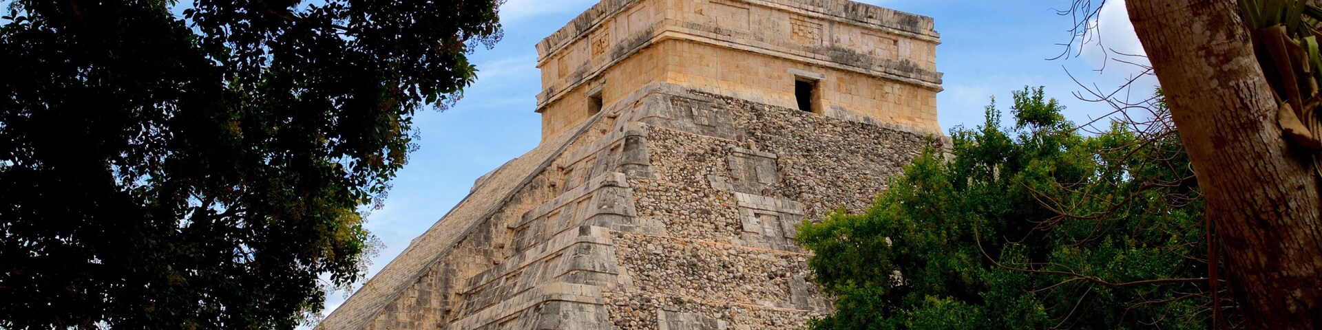 Pirámide de Kukulkán ofreciendo elementos patrimoniales