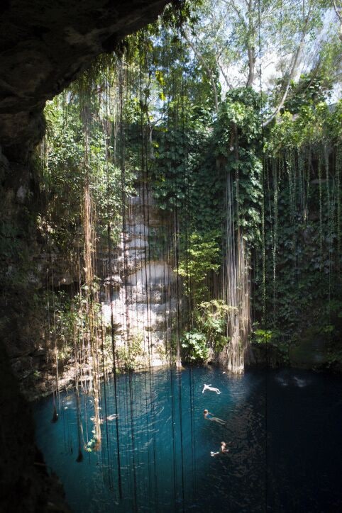 Mexico, Yucatan Peninsula, Yucatan, people in Cenote Ik Kil