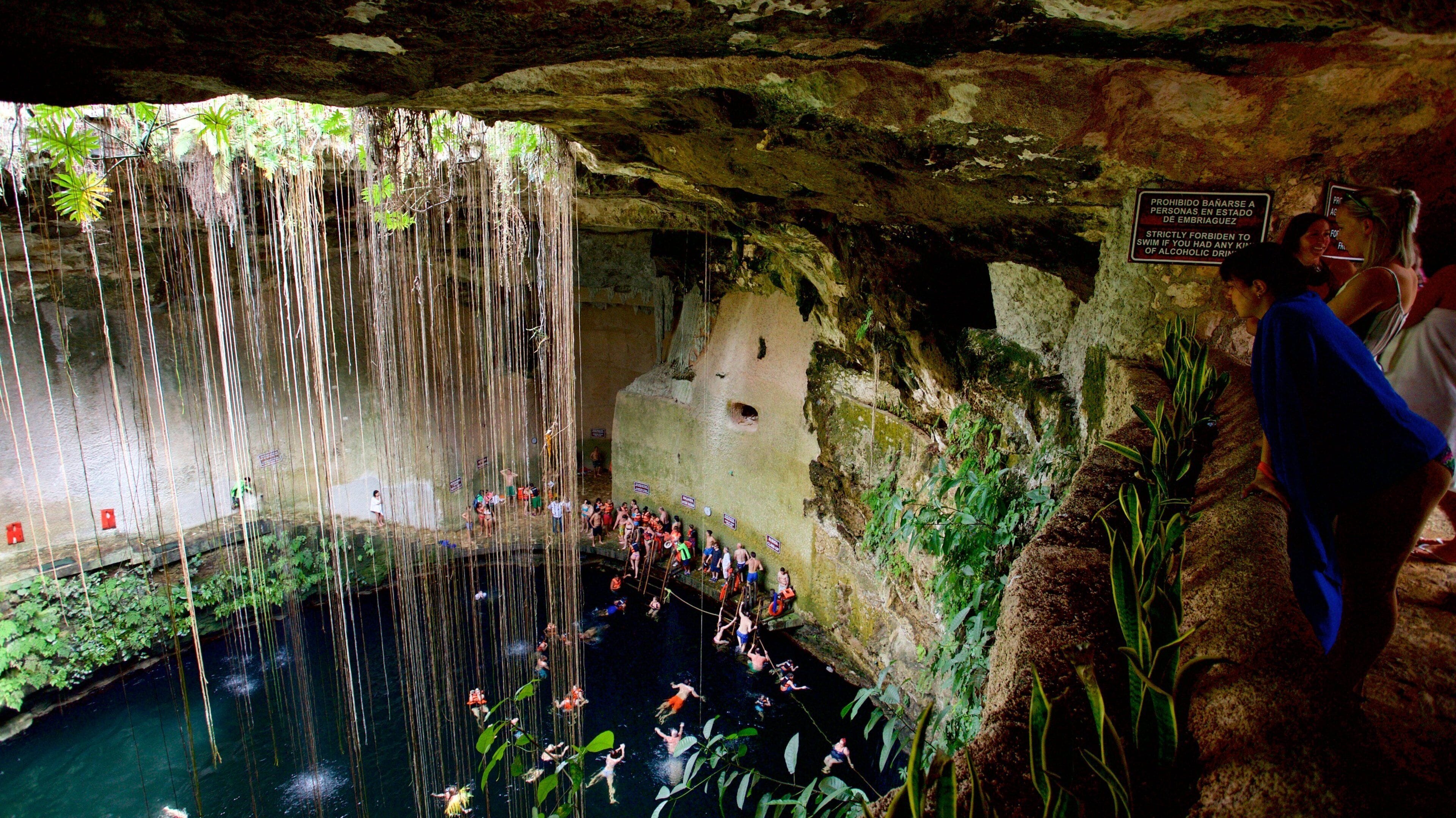 Cenote Ik kil som inkluderer svømming og innsjø i tillegg til en liten gruppe med mennesker
