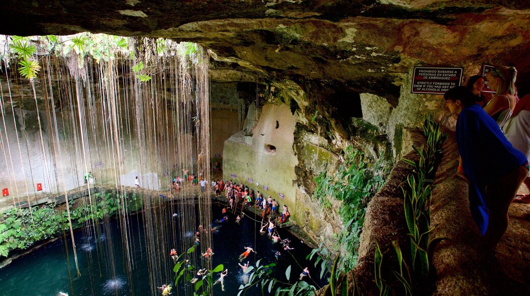Cenote Ik kil som inkluderer svømming og innsjø i tillegg til en liten gruppe med mennesker