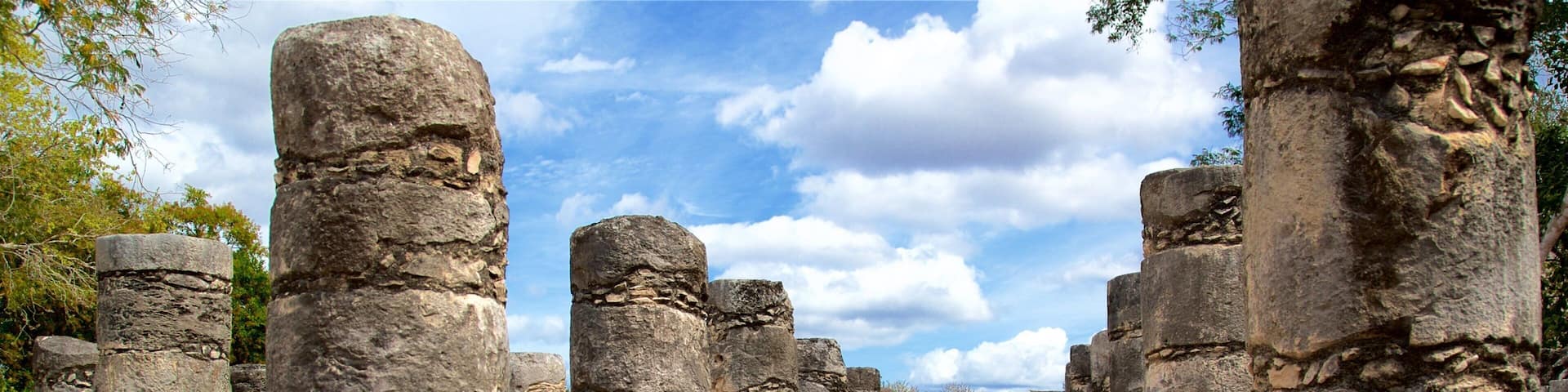 Plaza de las mil Columnas que incluye elementos del patrimonio