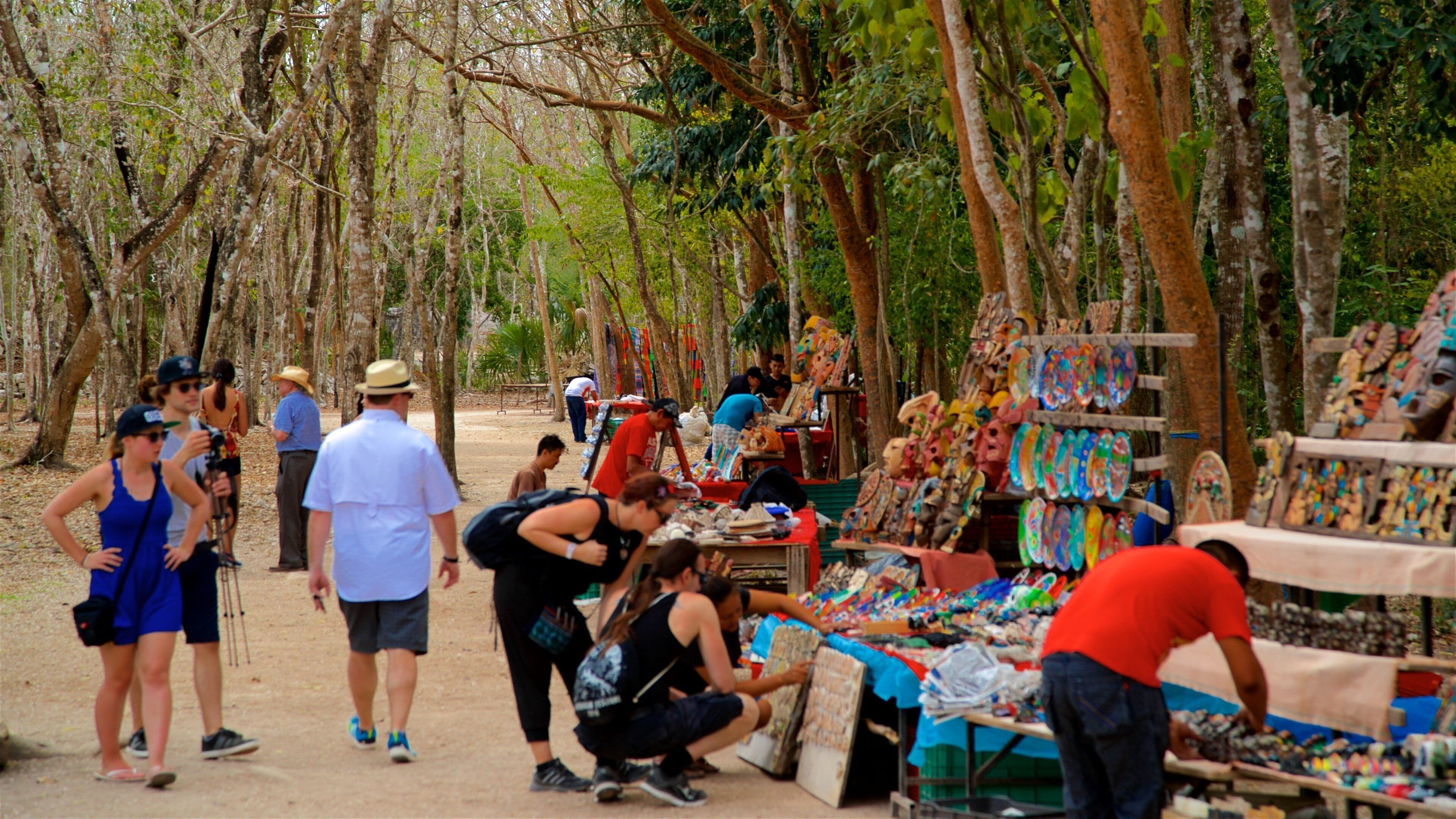 Court of the Thousand Columns which includes a park and markets as well as a small group of people