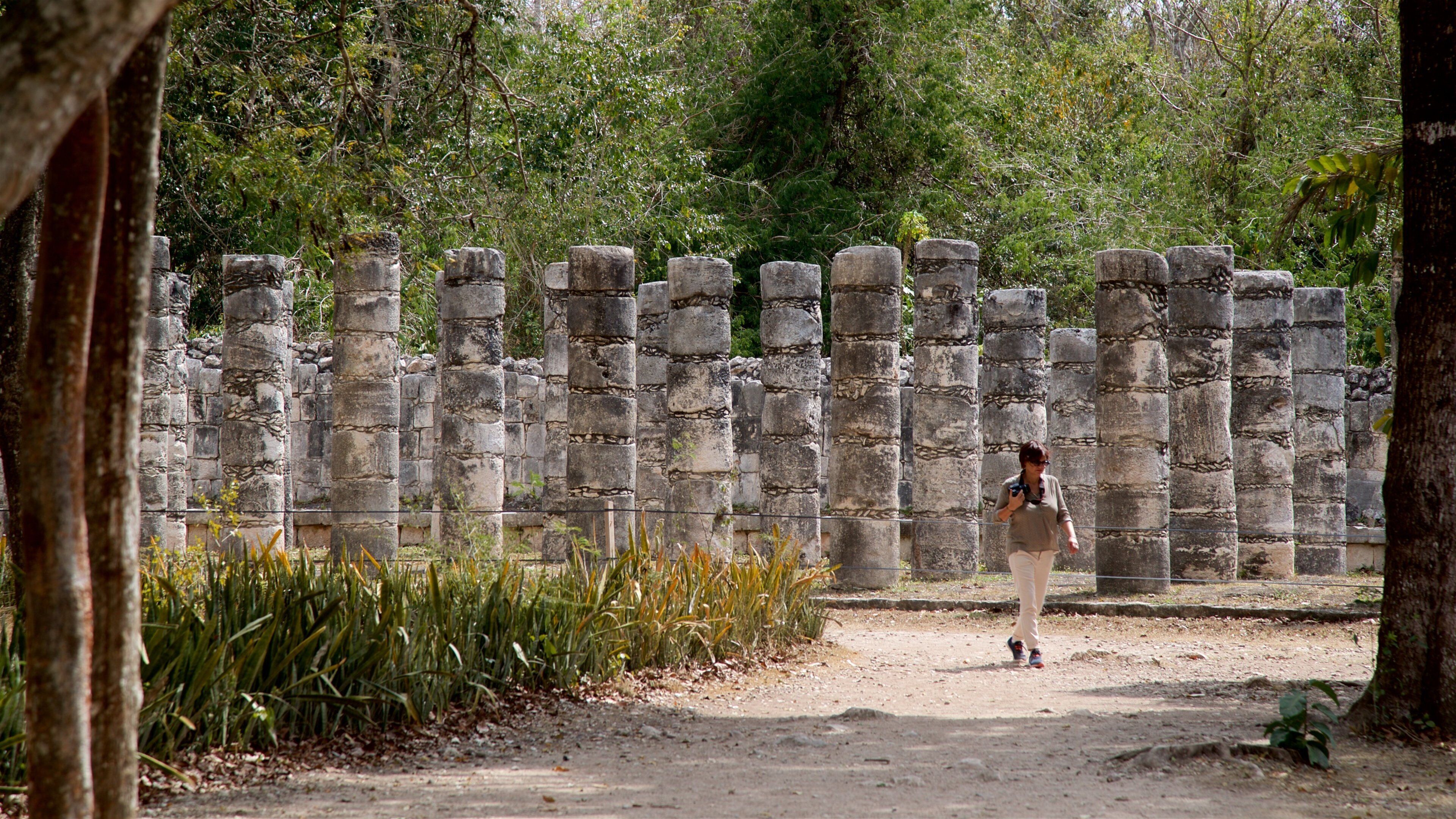 Plaza de las mil Columnas mostrando elementos del patrimonio y también una mujer