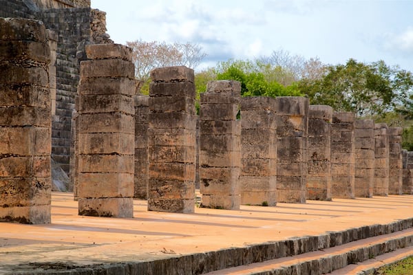 Anciennes colonnes de pierre et ruines.